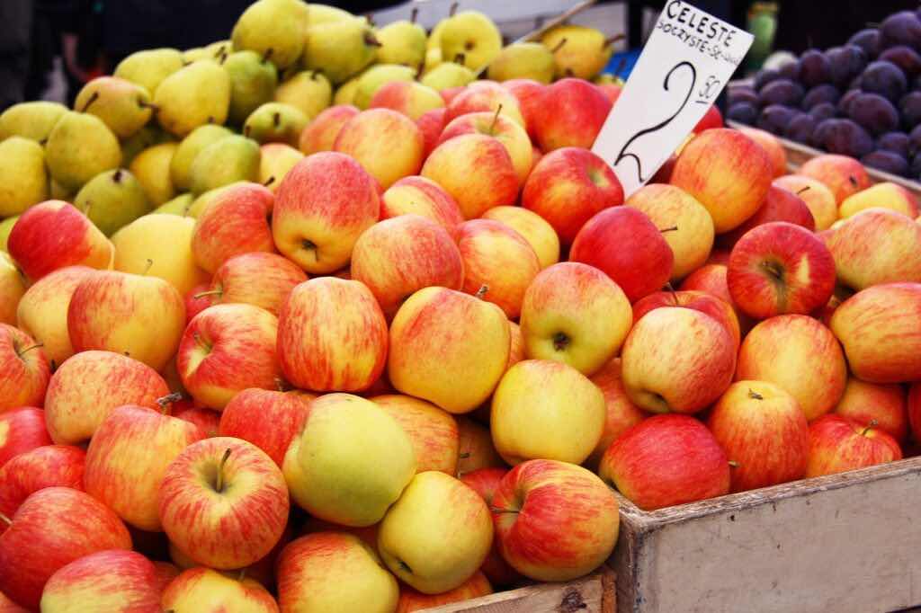 apples on a trolly, many red apples